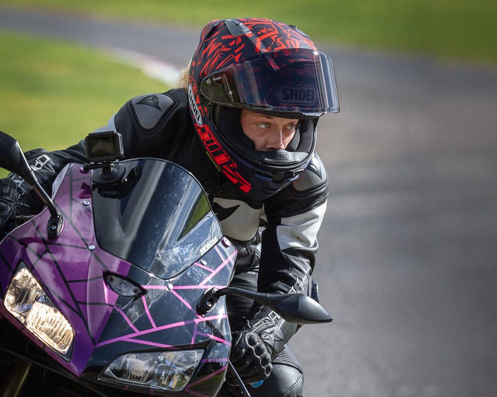 Μαρία με Honda CBR600RR και κράνος SHOEI X-SPR PRO στο Pista Park – Gas Rider Stories #2